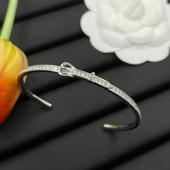 Bracelet manchette à boucle pavée ton argent