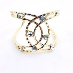 Pulsera rígida entrelazada con detalles de piedra