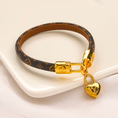 Pulseira de aço inoxidável 304 com monograma e pendente em forma de coração