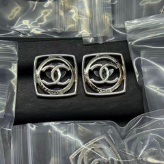 Boucles d’oreilles puces à motif C entrelacé, cadre carré