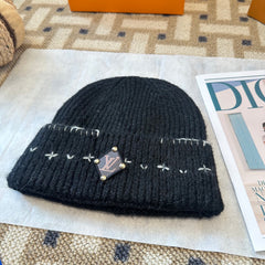 Gorro com Padrão, Dobra e Emblema Bordado