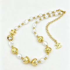 Collier doré à fleurs et perles baroques