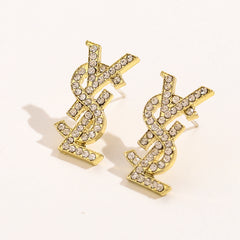 Aretes tipo dormilona con monograma y pavé de aleación