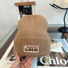Bonnet côtelé à revers avec écusson lettré