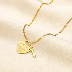 Collar con colgante de corazón y llave grabados en acero inoxidable 304
