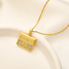 Collar con colgante de letra cuadrada con pavé de cobre