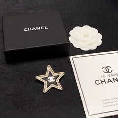 Broche de emblema de estrella abierta