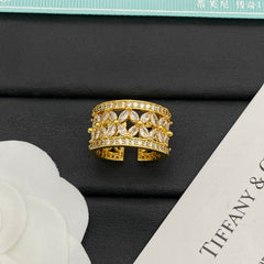 Bague large à anneau floral ajouré avec pierres d'accent