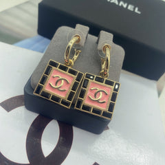 Créoles à breloques carrées rose et noir