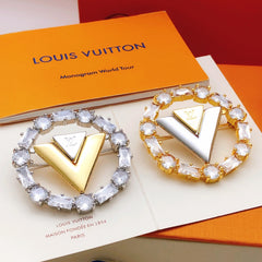 Broche lettre avec cadre en pierre ronde