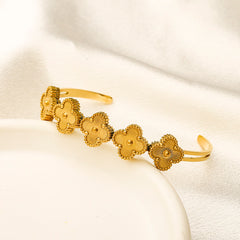 Bracelete de Punho Aberto em Aço Inoxidável 304 com Motivo de Quatrefoil Canelado