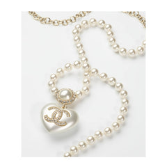 Collier de perles nacrées avec pendentif cœur