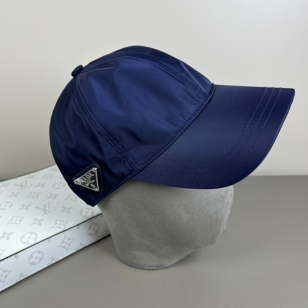 Gorra de béisbol con emblema triangular