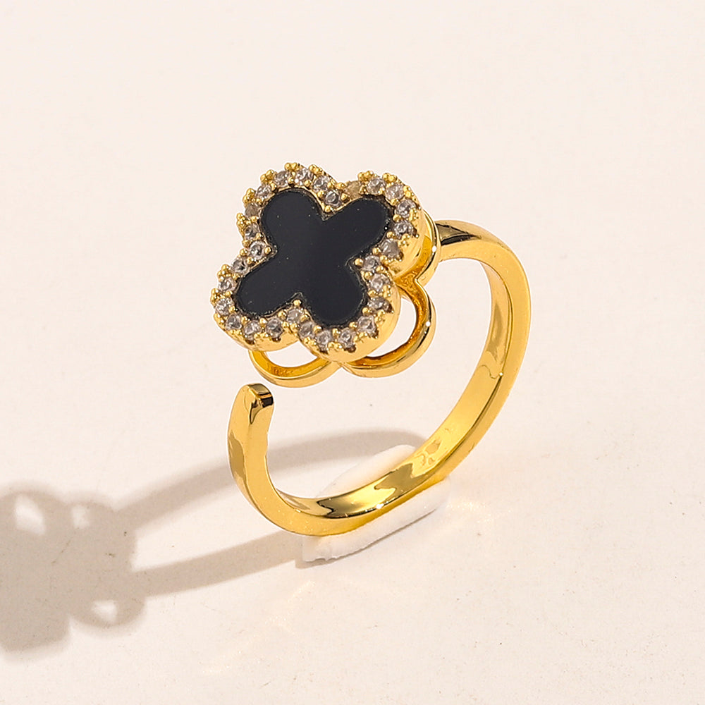Anillo de cuadrifolio con borde de cuentas e incrustaciones de color