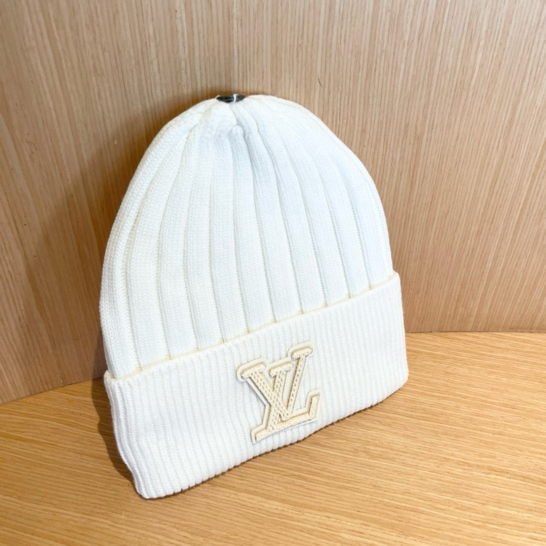 Bonnet en maille côtelée avec emblème lettre