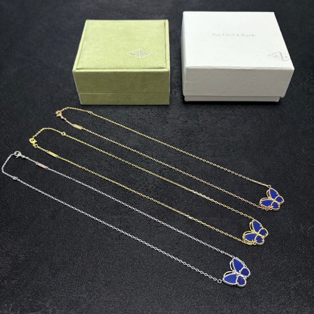 Collar con colgante de mariposa e incrustaciones azules