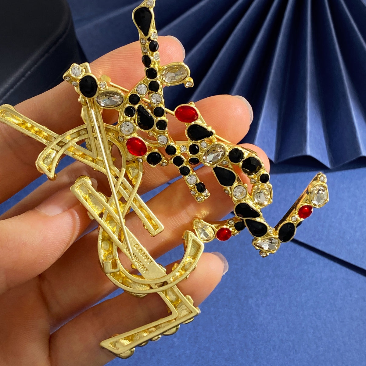 Broche emblème lettre sertie de pierres colorées