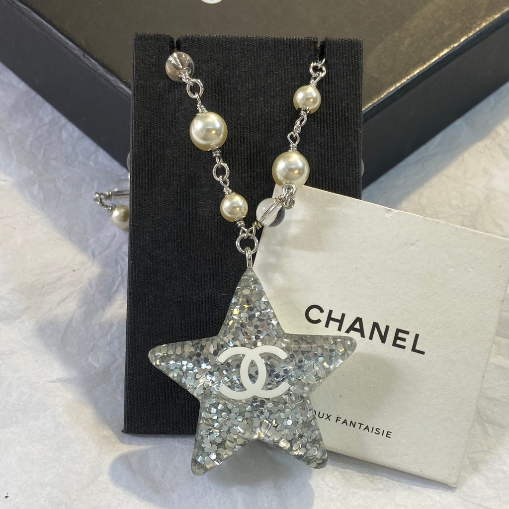 Collar de cuentas facetadas con colgante de estrella