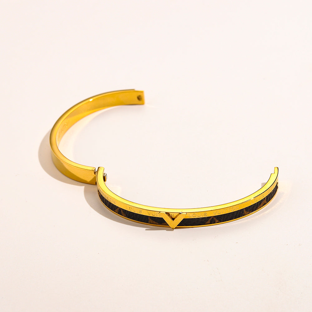 Pulsera rígida de acero inoxidable 304 con incrustación negra y detalle en V