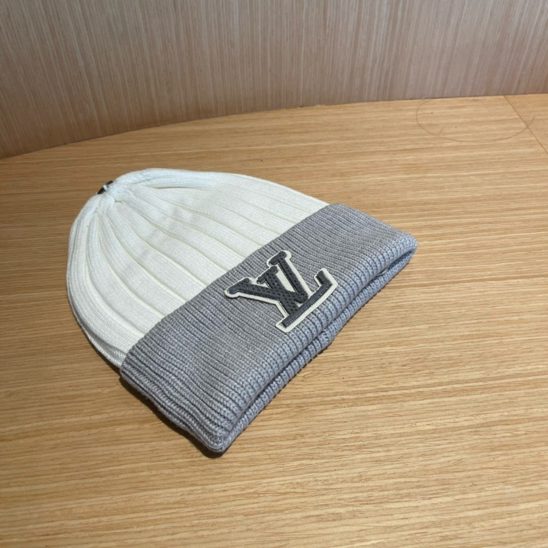 Bonnet en maille côtelée avec emblème lettre