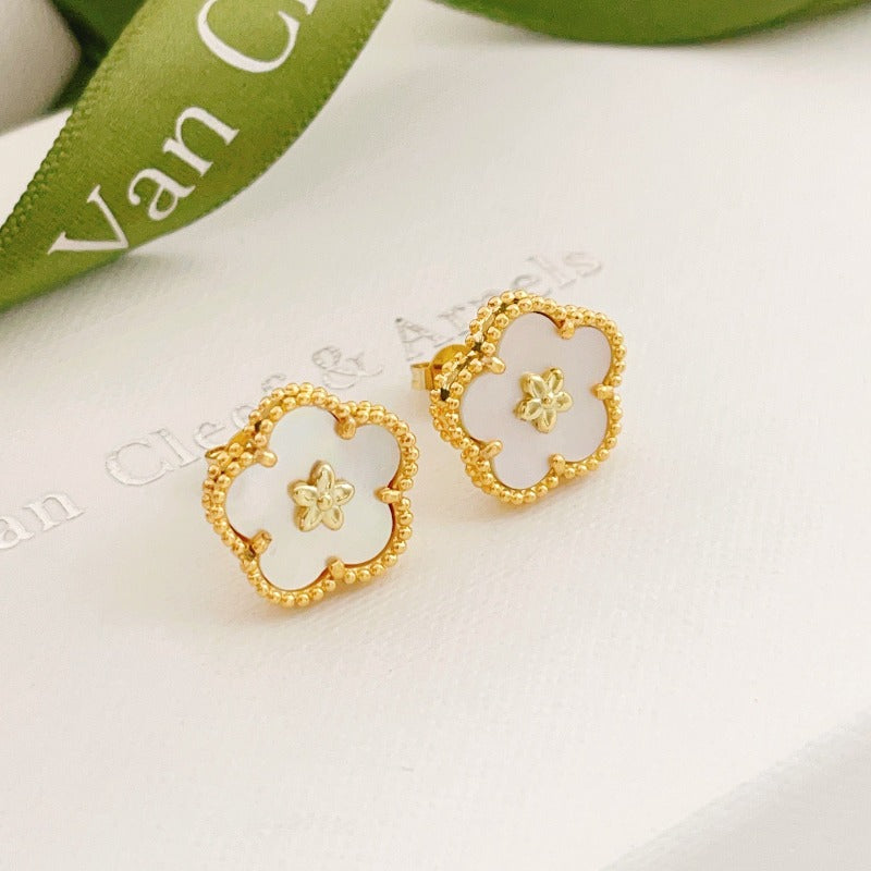 Boucles d'oreilles puces contour de fleur en perles