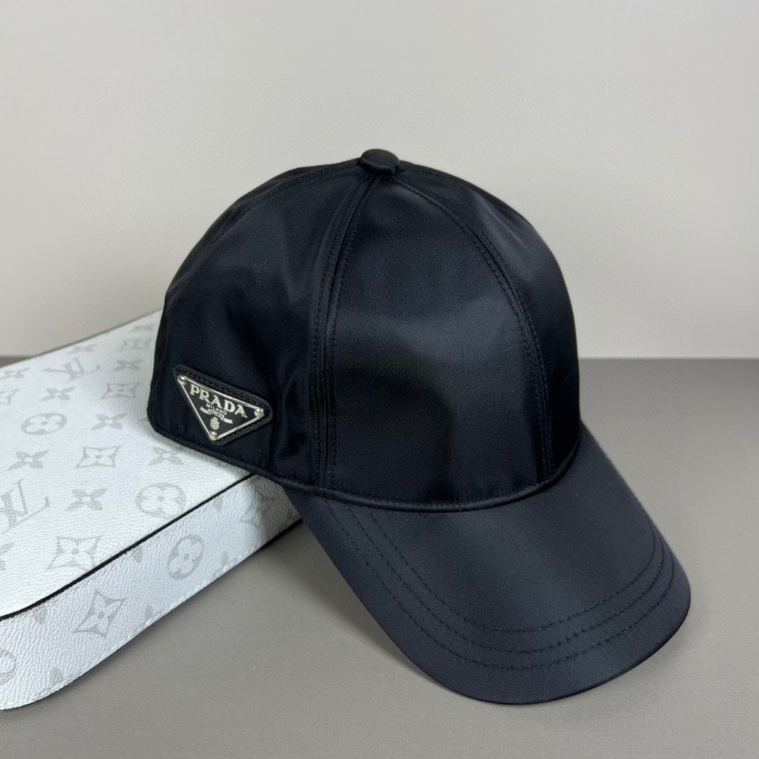 Gorra de béisbol con emblema triangular