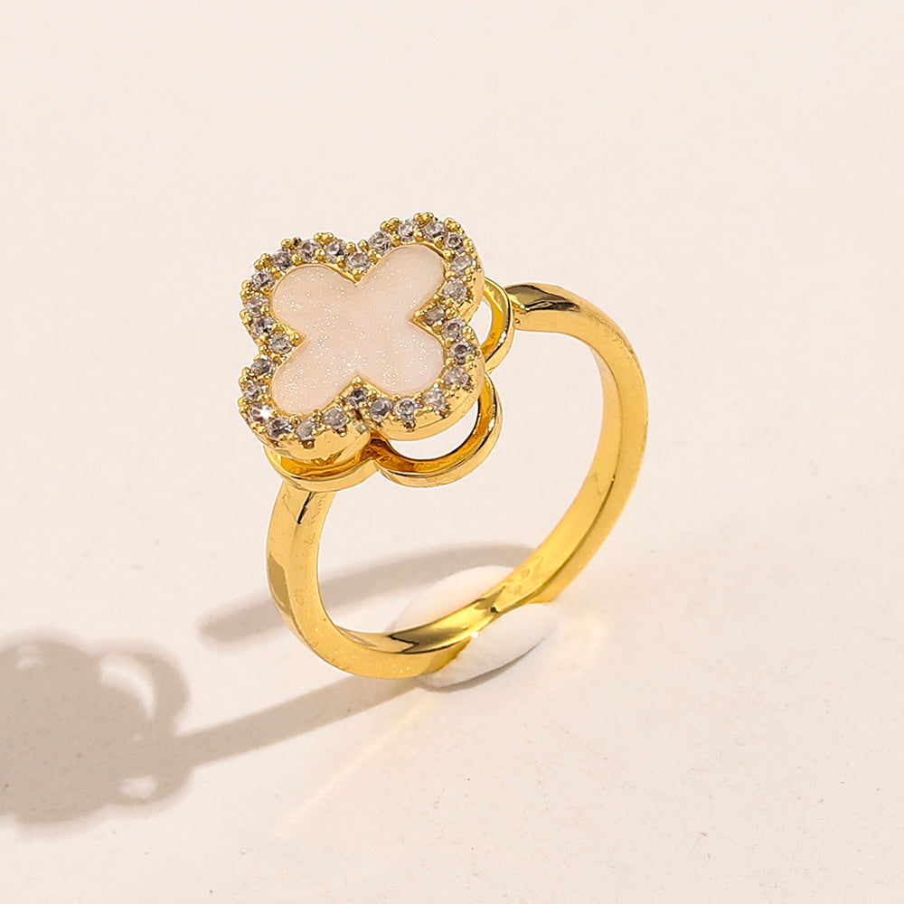 Anillo de cuadrifolio con borde de cuentas e incrustaciones de color