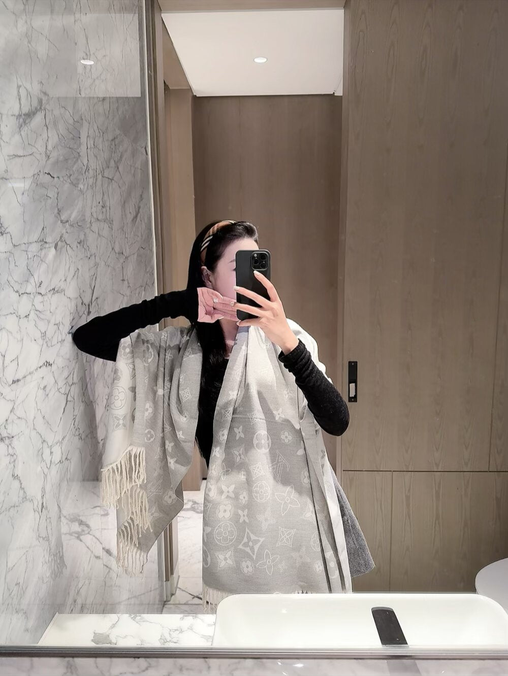 Bufanda cruzada con monograma floral integral