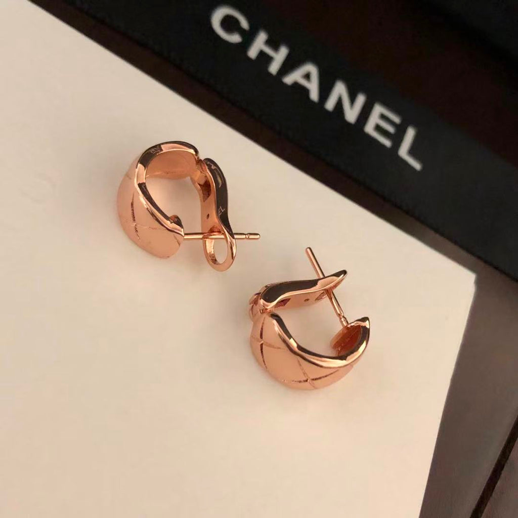 Aretes huggie con patrón de diamante pulido