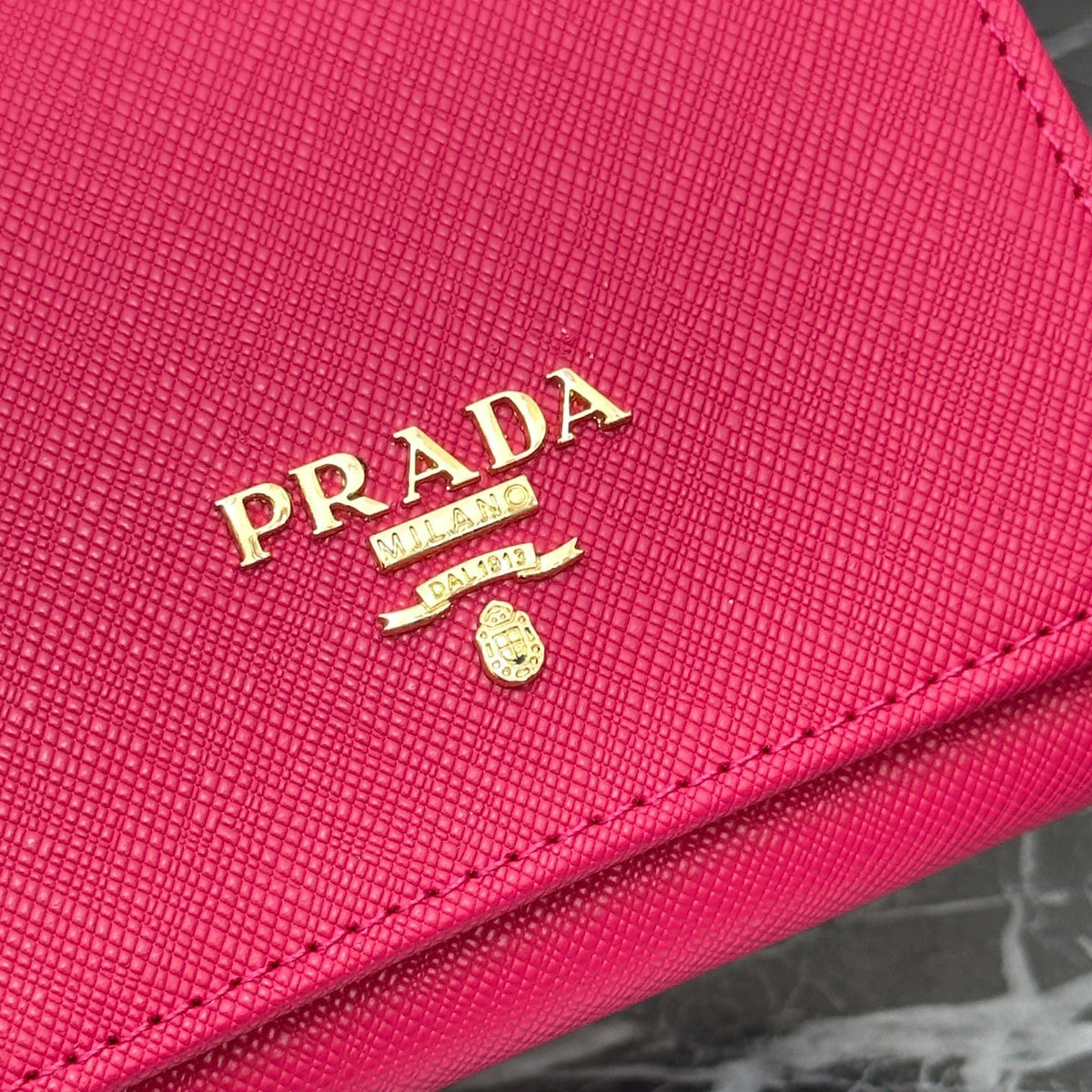Cartera de solapa larga con emblema triangular 031