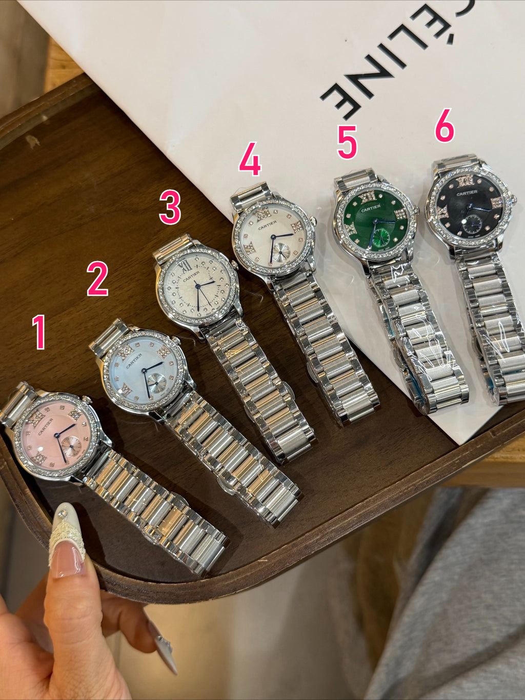 Montre à quartz ronde de 33 mm avec lunette sertie de pierres et bracelet à maillons