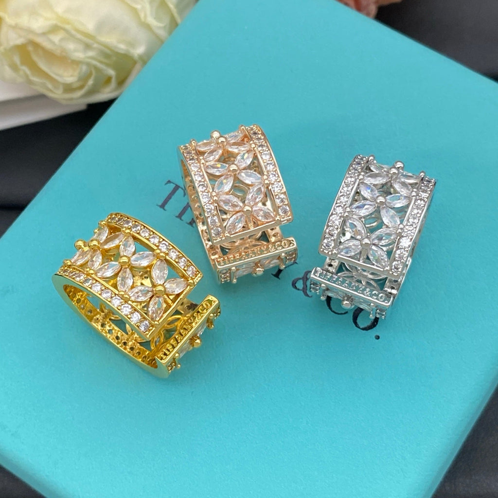 Bague large à anneau floral ajouré avec pierres d'accent