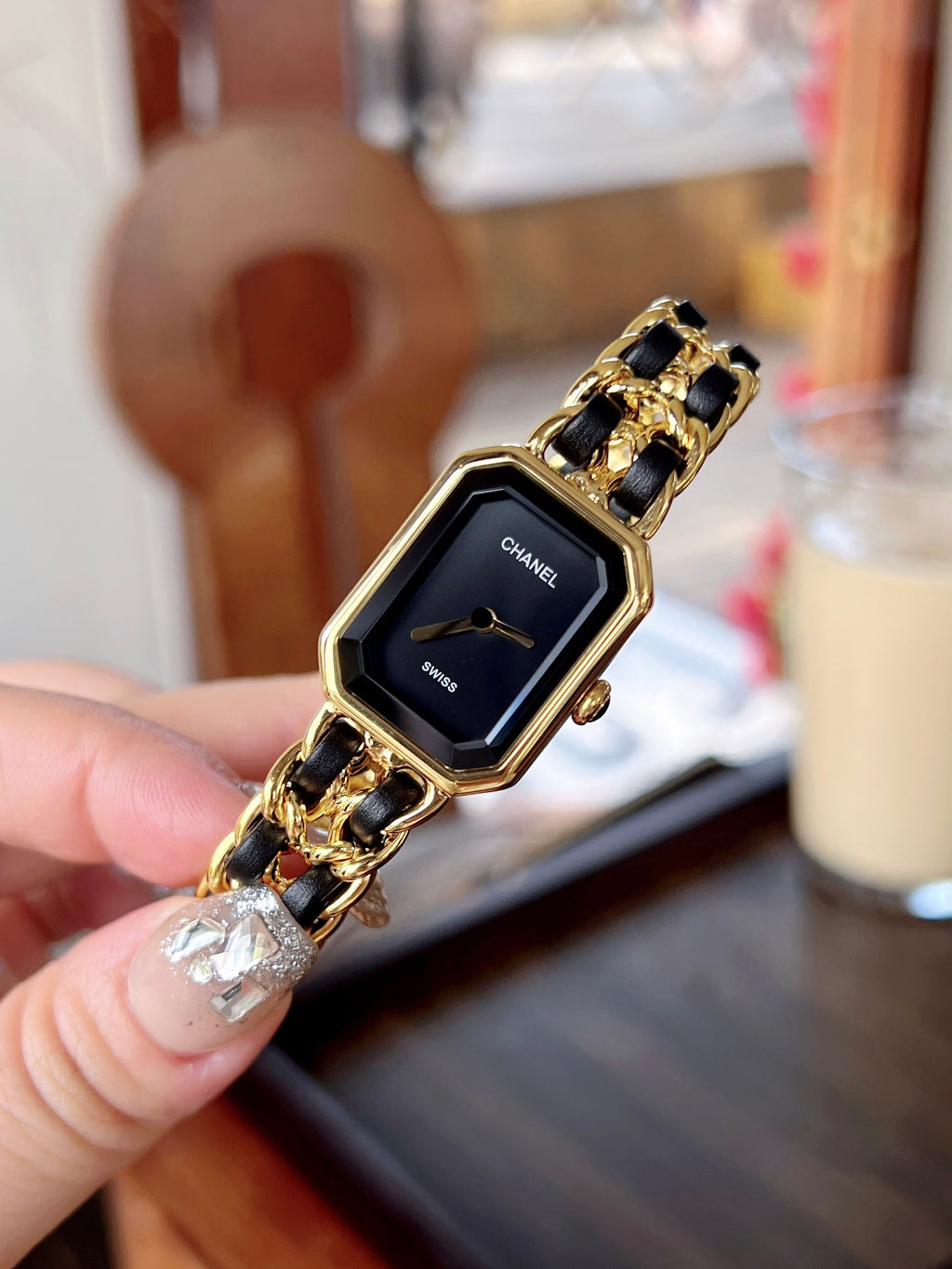 Montre à quartz rectangulaire dorée avec bracelet chaîne 001