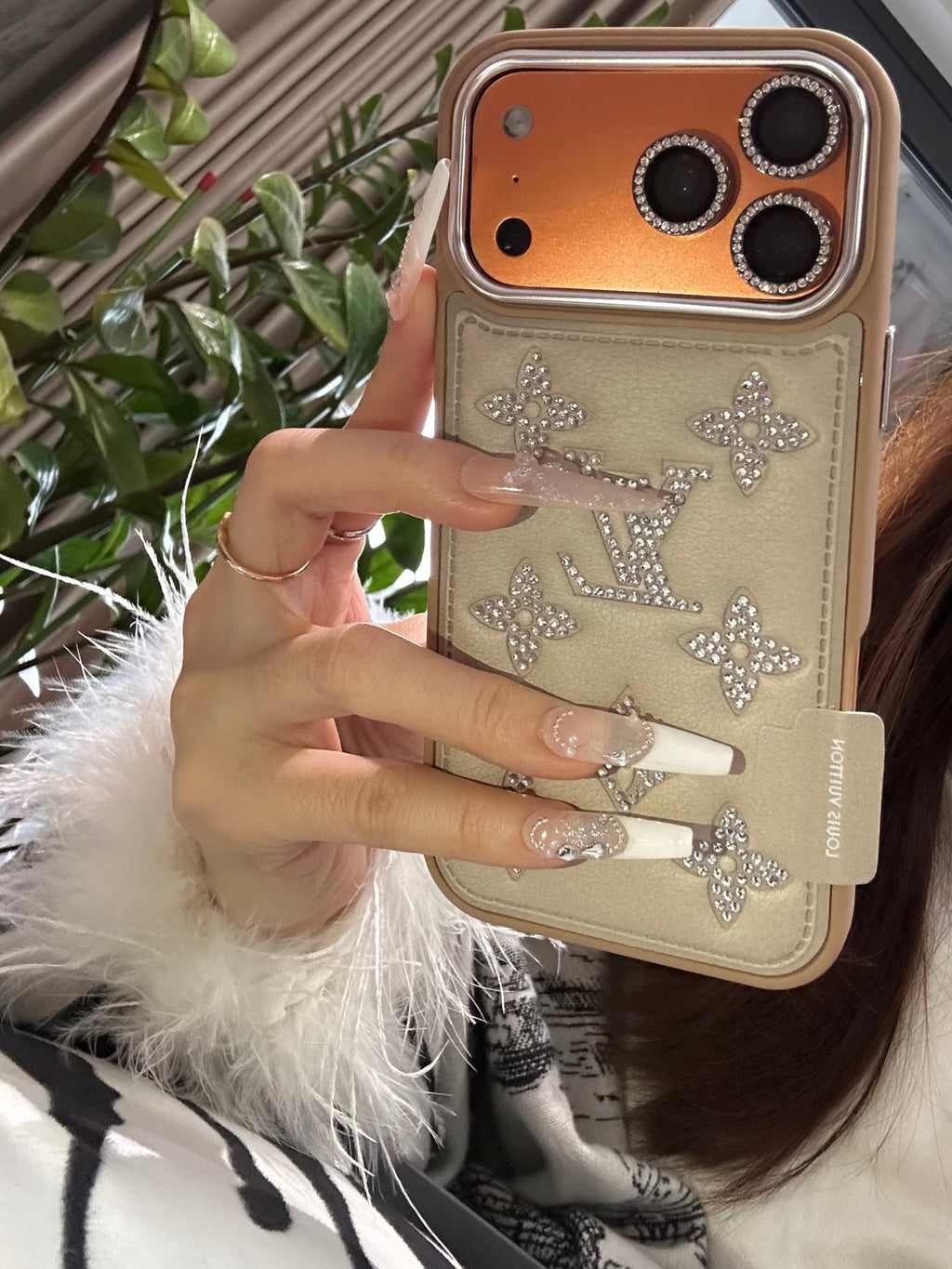 Funda de teléfono acolchada con monograma y detalles brillantes