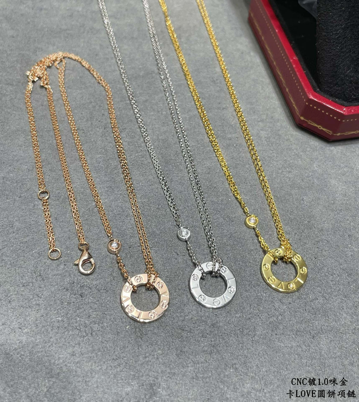 Collier circulaire à double chaîne et clous décoratifs
