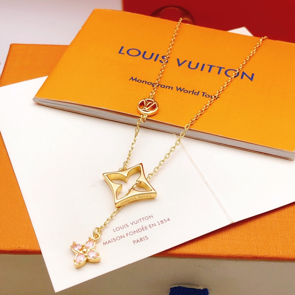 Collier pendentif ajouré à motif floral