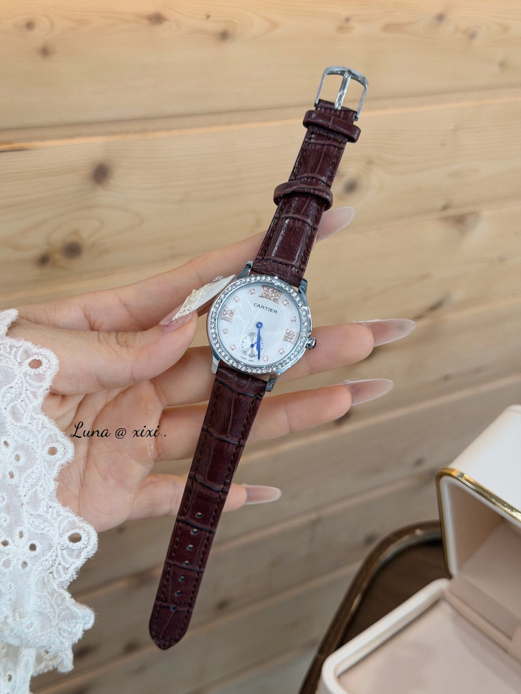 Montre à quartz ronde de 33 mm avec lunette sertie de pierres et bracelet