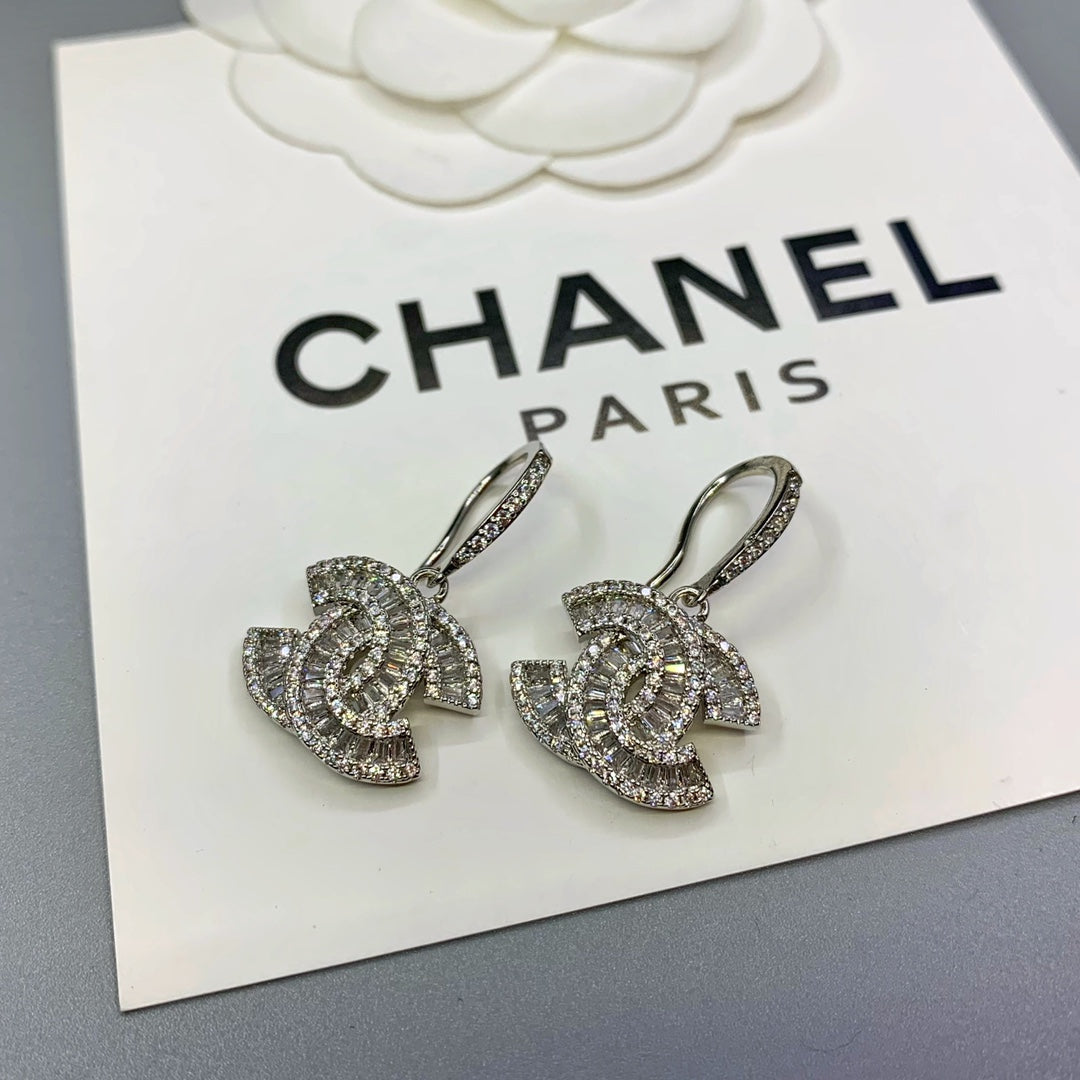 Brincos Pendentes em Forma de C Entrelaçados Pavé