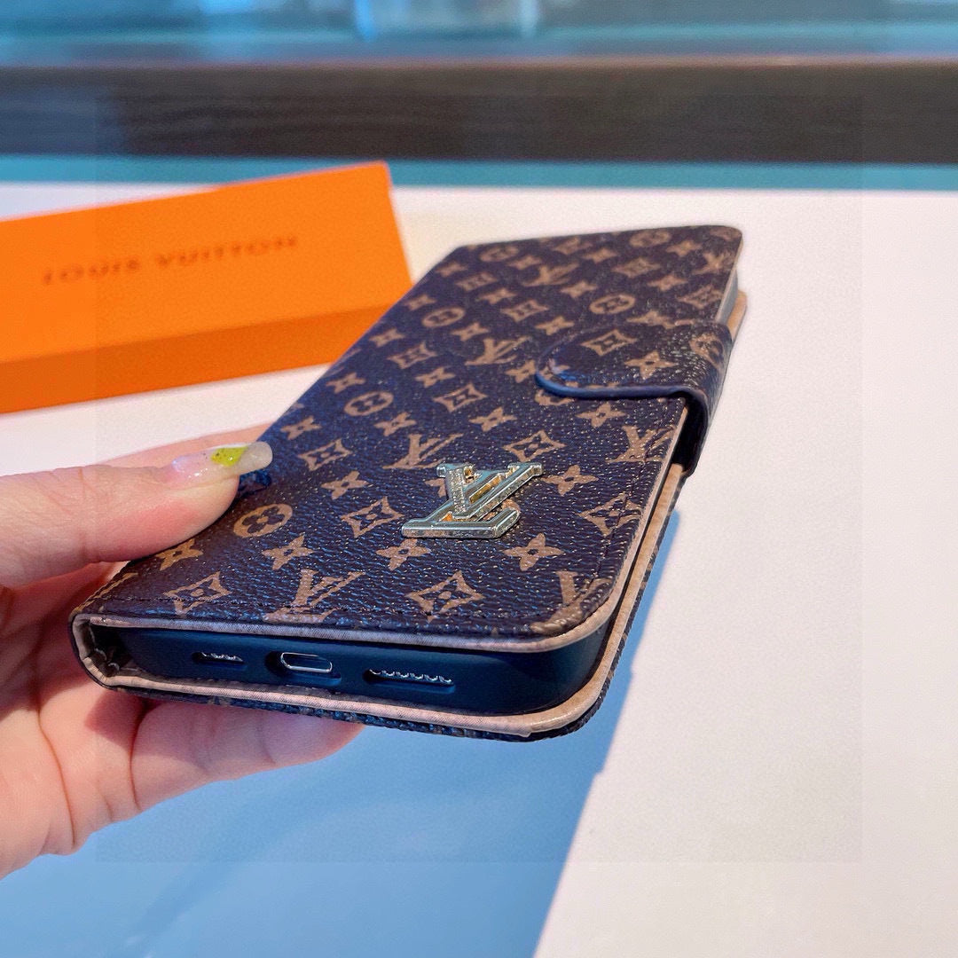Funda tipo libro con monograma y correa de muñeca