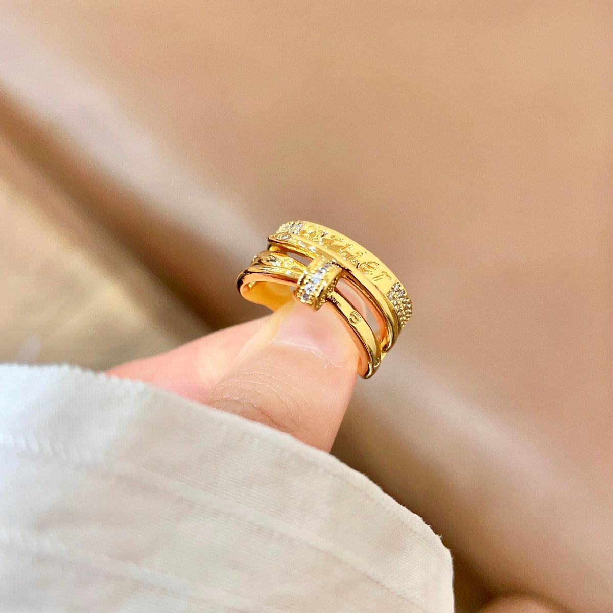 Bague à trois anneaux avec rangée pavée et motif barreudier