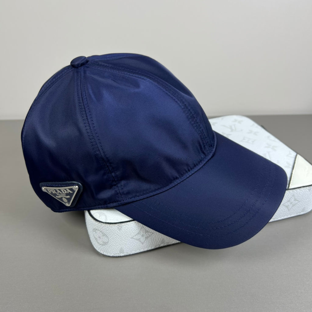 Gorra de béisbol con emblema triangular