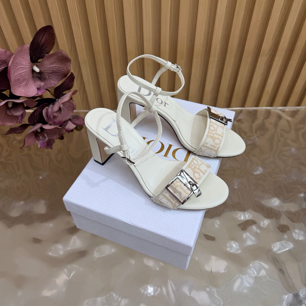 Sandales à talons carrés et brides à la cheville