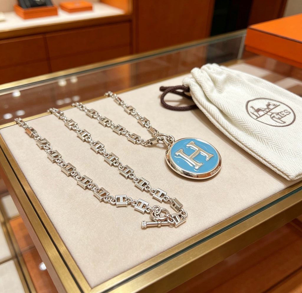 Collier chaîne épaisse avec médaillon H bleu