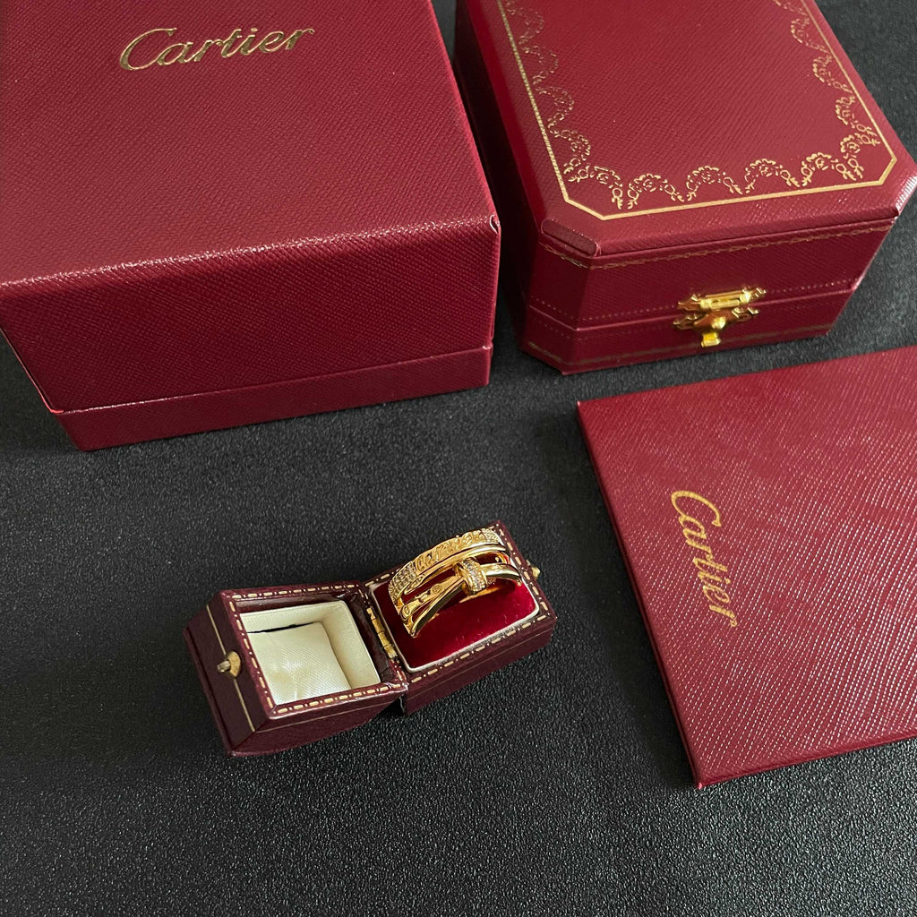 Bague à trois anneaux avec rangée pavée et motif barreudier