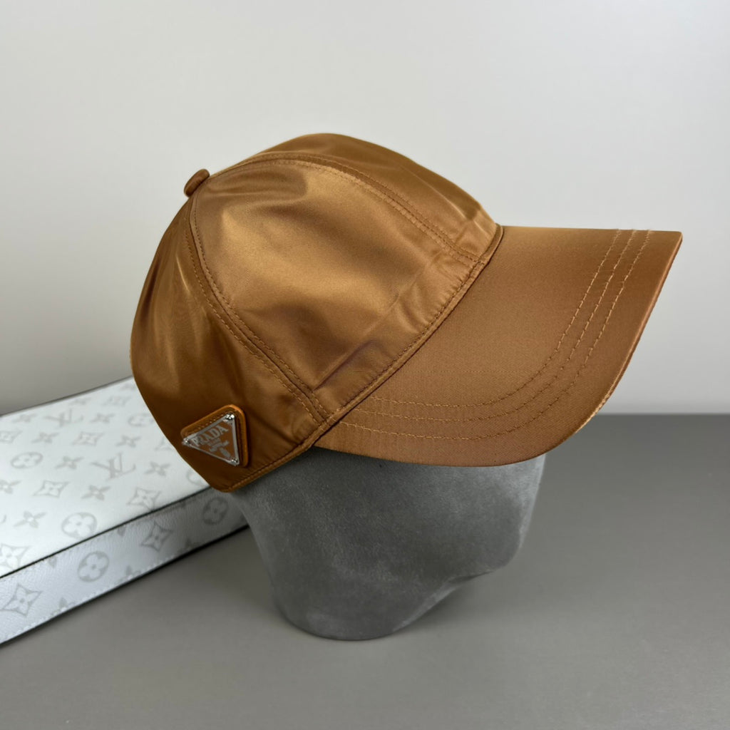 Gorra de béisbol con emblema triangular