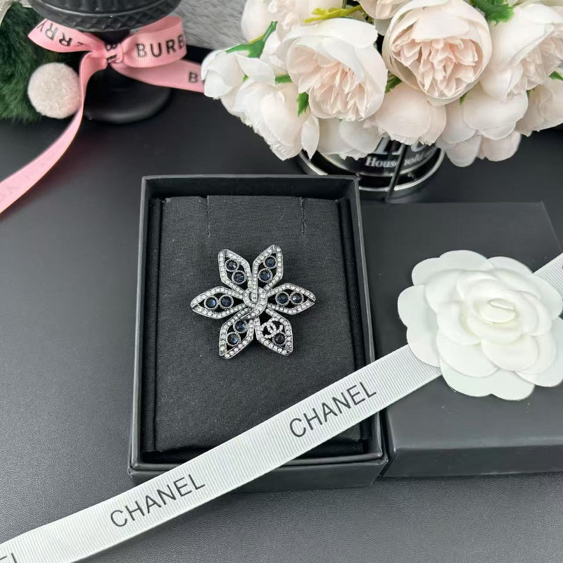 Openwork Flower Outline Brooch
