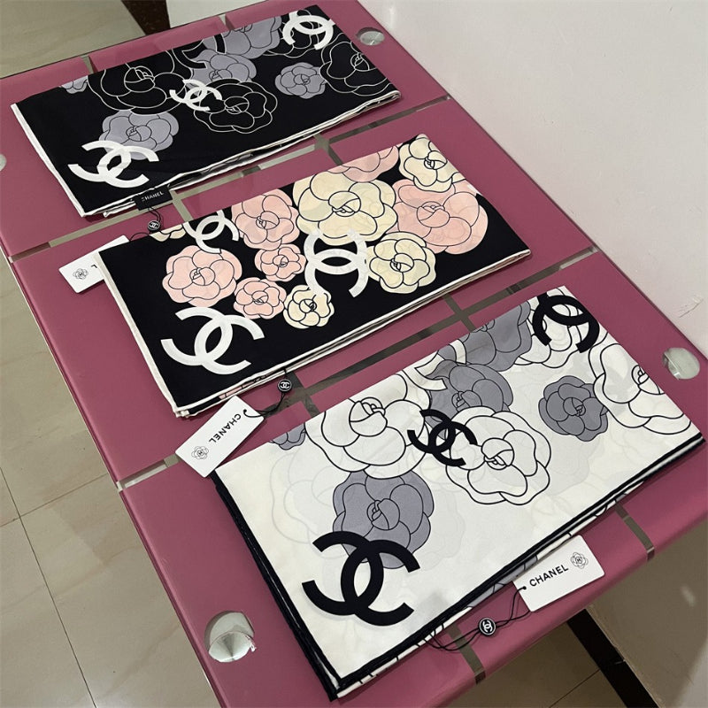 Lenço Quadrado Camélia e Monograma - 90 x 90 cm