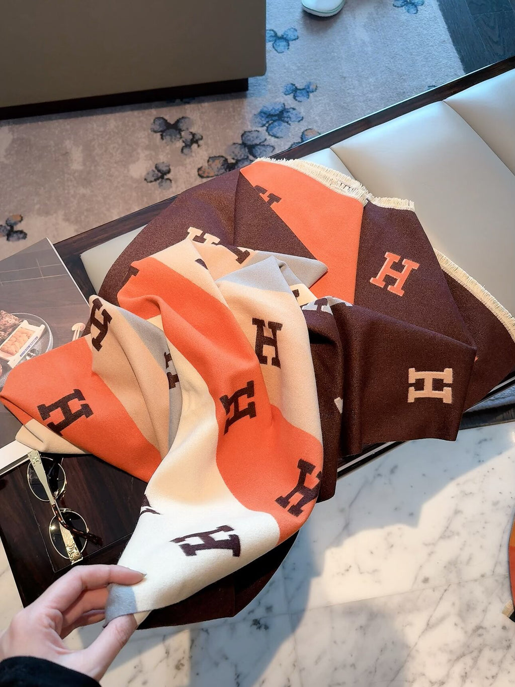 Écharpe enveloppante à motif H colorblock