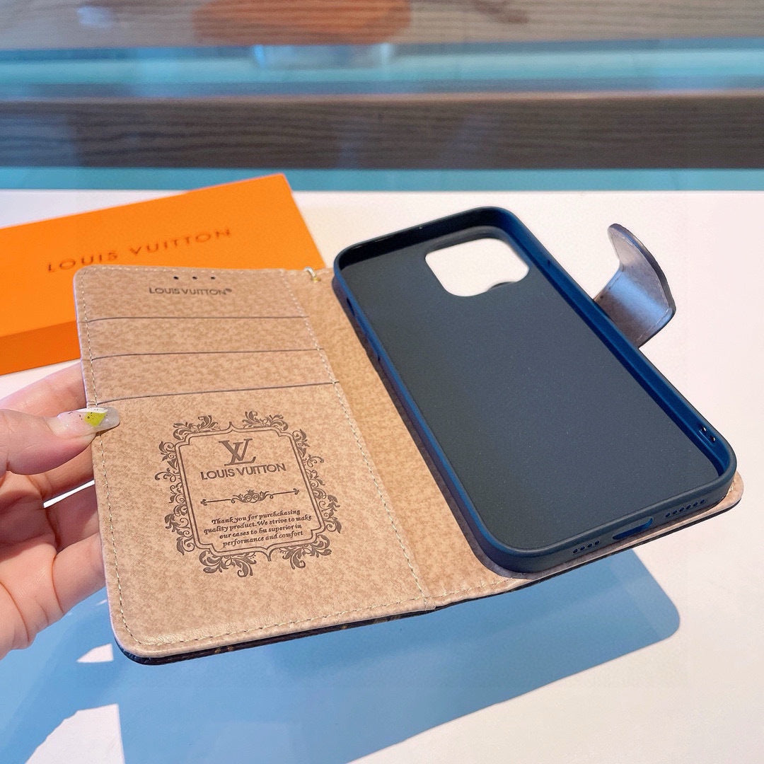 Funda tipo libro con monograma y correa de muñeca