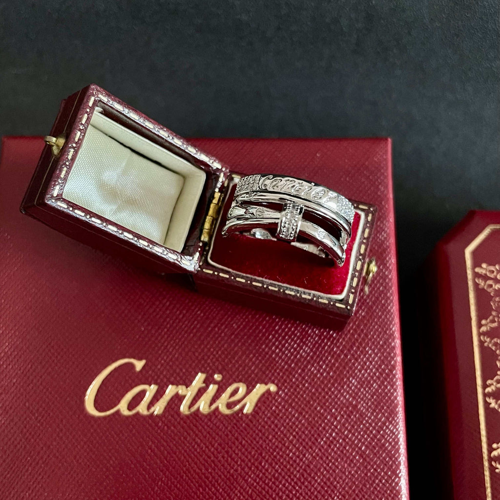 Bague à trois anneaux avec rangée pavée et motif barreudier